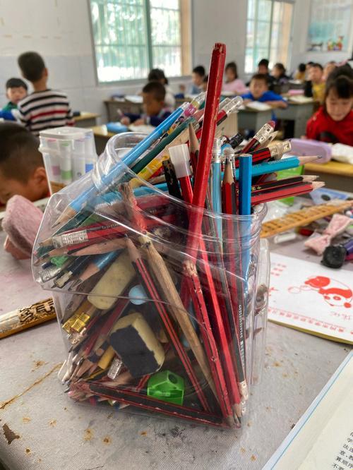 “踢到宝了！教室地面上的神秘开关，网友热议下的女性新现象”