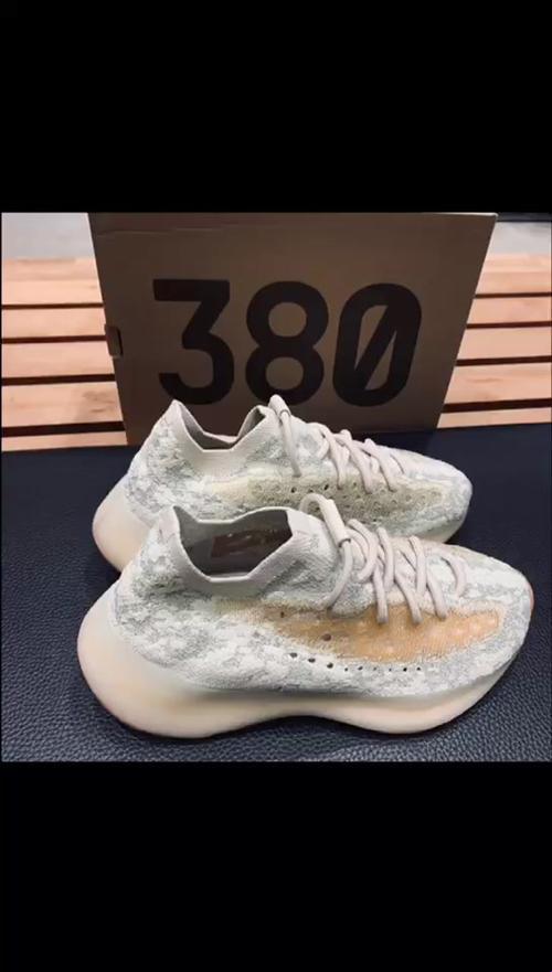 “黄or白，380撞色科技潮？笑谈Yeezy花落谁家”