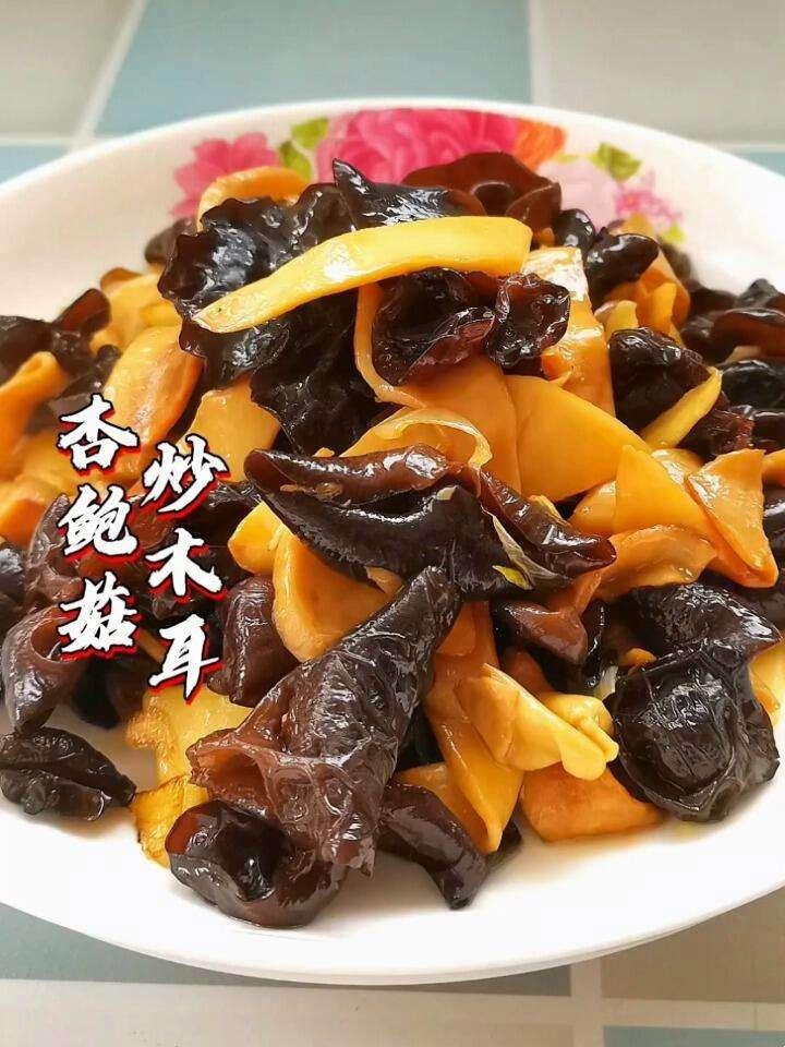 “杏鲍菇”与“木耳”的绝世对决：饮食界的奇闻怪谈